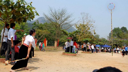 Sôi Nổi Lễ Hội Ném Còn 3 Nước Việt - Lào - Trung