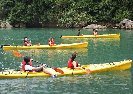 Tour Chèo Thuyền Kayak Trên Sông Cửu Cạn 1 Ngày