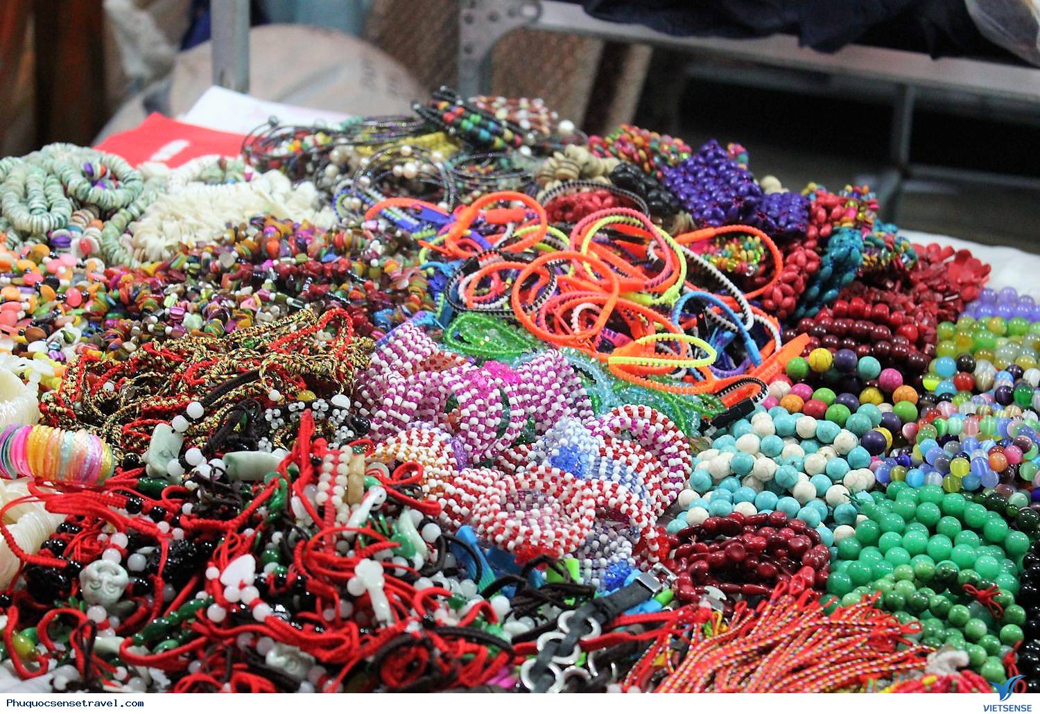 Chợ đêm dinh cậu Phú Quốc - Ảnh 3