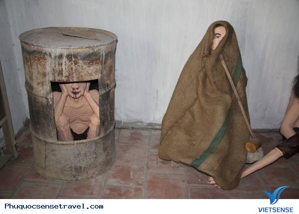 Đào hầm bằng nắp cà-mèn đựng cơm