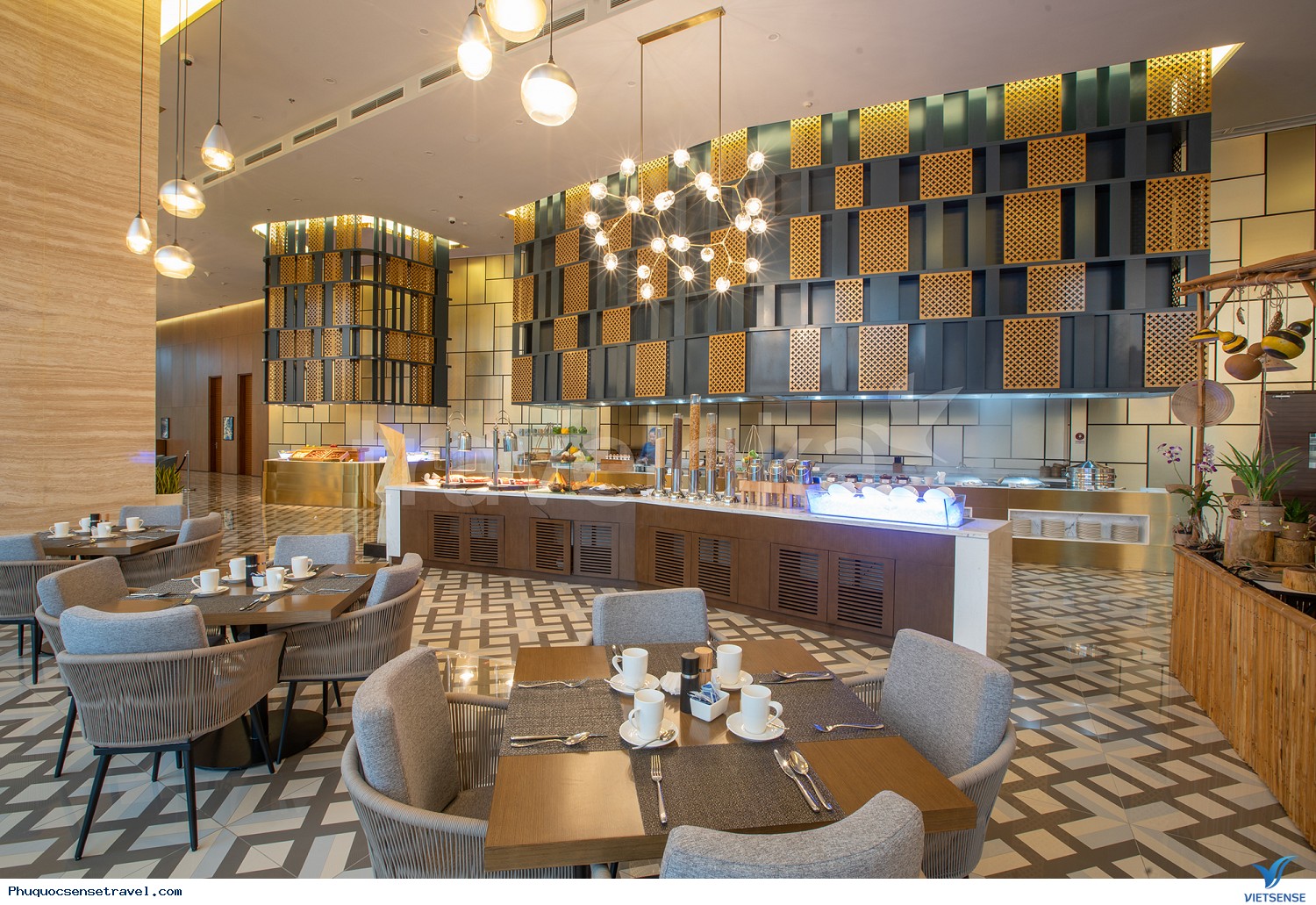 Quý khách ăn sáng Buffet tại khách sạn, tự do tắm hồ bơi