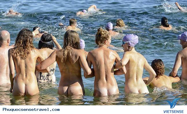 Bạn có biết ? Du khách nước nào thích nude khi tắm biển nhất ?