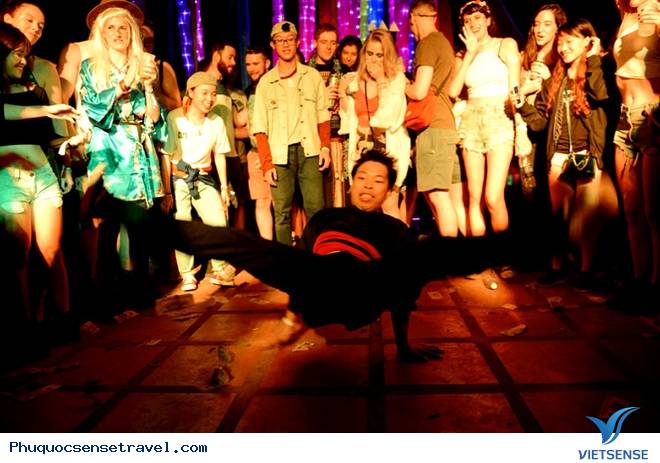 Du khách quẩy hết mình tại lễ hội âm nhạc Hà Nội Du khách quẩy hết mình tại lễ hội âm nhạc Hà Nội