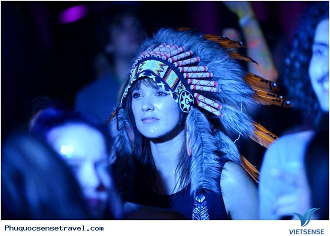 Du khách quẩy hết mình tại lễ hội âm nhạc Hà Nội Du khách quẩy hết mình tại lễ hội âm nhạc Hà Nội