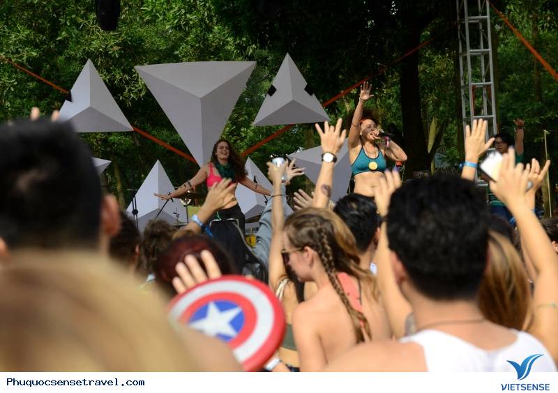 Du khách quẩy hết mình tại lễ hội âm nhạc Hà Nội Du khách quẩy hết mình tại lễ hội âm nhạc Hà Nội