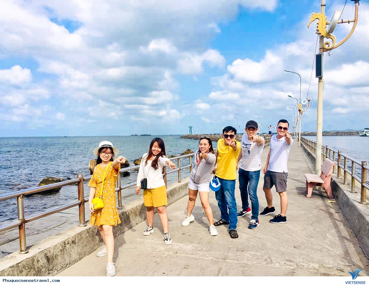Tour Du Lịch Phú Quốc: Phú Quốc là một trong những điểm đến du lịch hot nhất hiện nay. Với những bãi biển tuyệt đẹp và những địa danh nổi tiếng, mỗi chuyến đi đến đây đều trở thành một kỷ niệm khó quên trong lòng người tham quan. Đừng bỏ qua cơ hội khám phá thiên đường đảo ngọc này với chương trình tour du lịch đa dạng và hấp dẫn của chúng tôi.