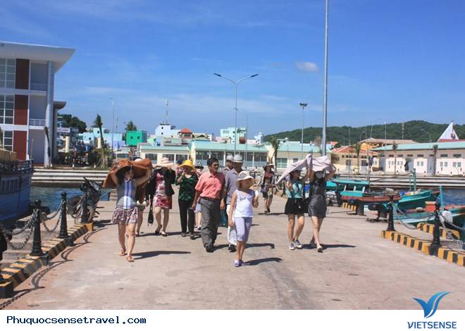 Kết thúc kỳ nghĩ lễ khách thăm quan hối hả rời đảo - Ảnh 2 Kết thúc kỳ nghĩ lễ khách thăm quan hối hả rời đảo - Ảnh 2