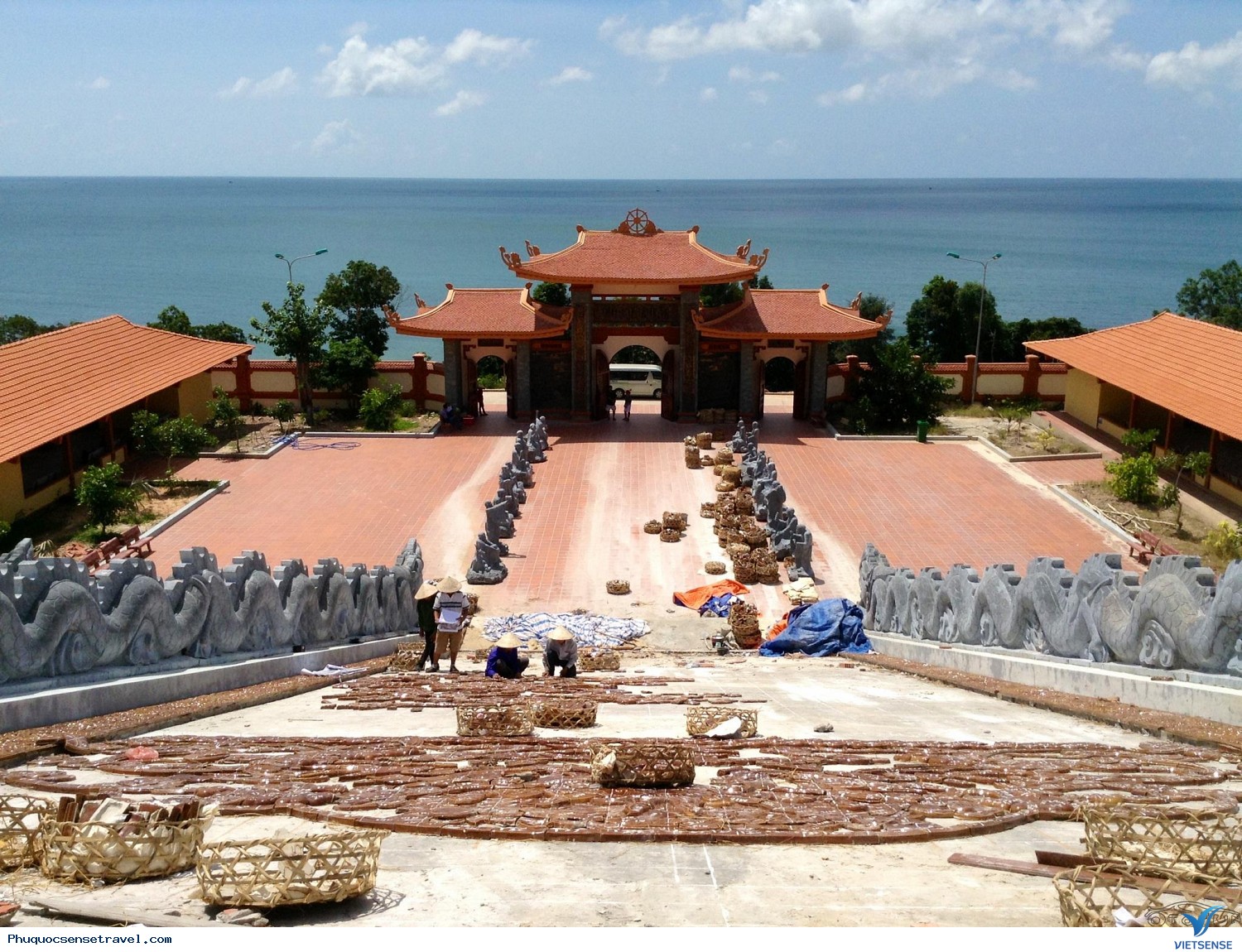 Khuôn viên chùa Hộ Quốc