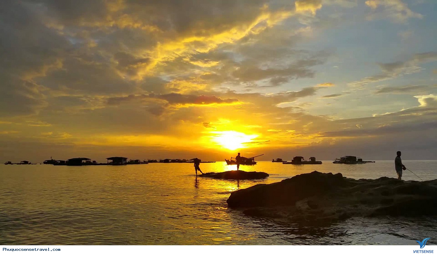 Phú Quốc: Đảo ngọc xinh đẹp với bãi biển trải dài, nắm giữ trong mình những bí mật động trời của thiên nhiên. Hình ảnh liên quan đến khóa từ Phú Quốc sẽ đưa bạn đến với không gian cảnh quan tuyệt đẹp, nơi mà đất trời xen kẽ nhau, tạo nên một cuộc sống vô cùng đặc biệt.