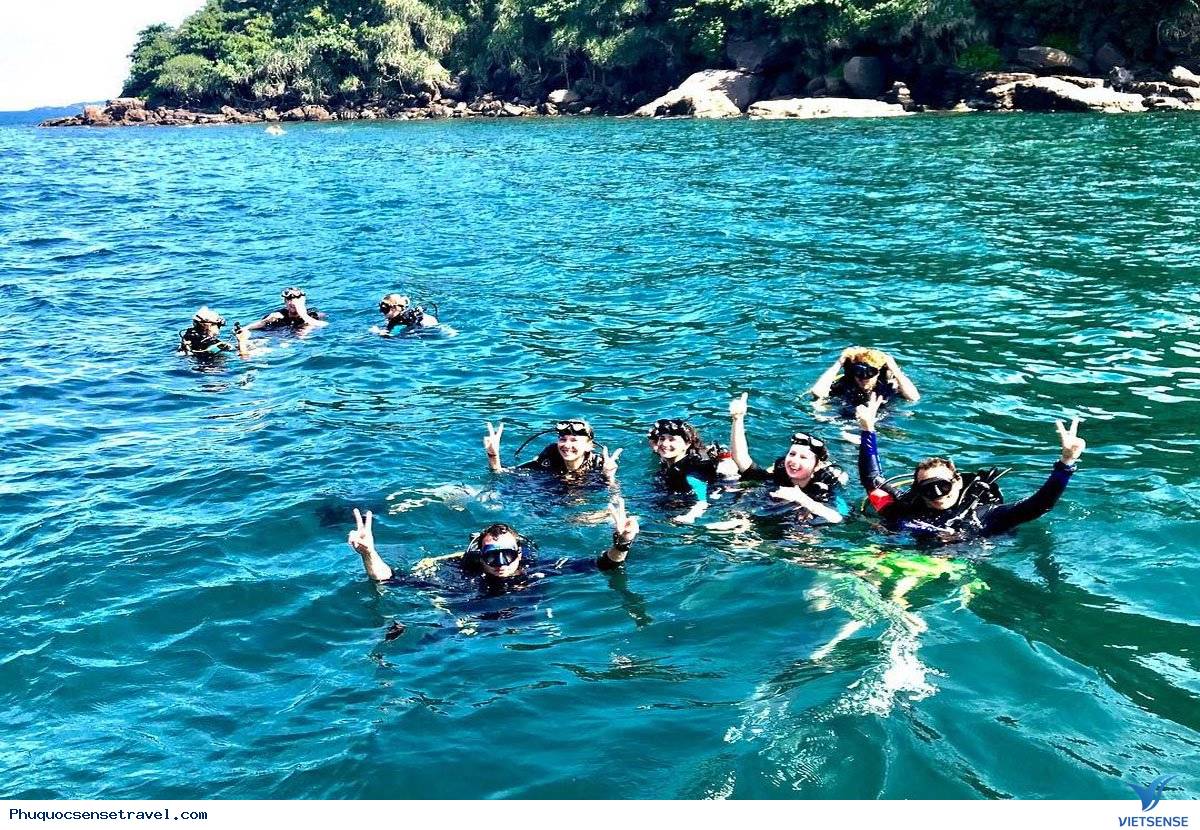 Những hoạt thú vị, hấp dẫn tại khi tới đảo Hòn Thơm Hoạt động tắm biển